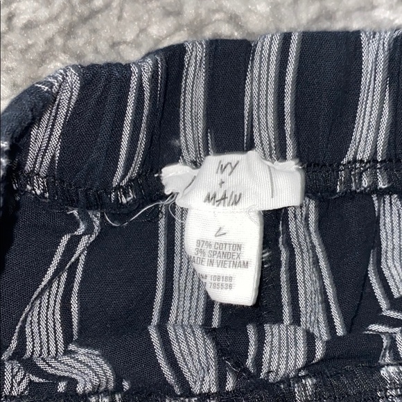 black and white striped shorts ( with pockets!! ) - Picture 2 of 3